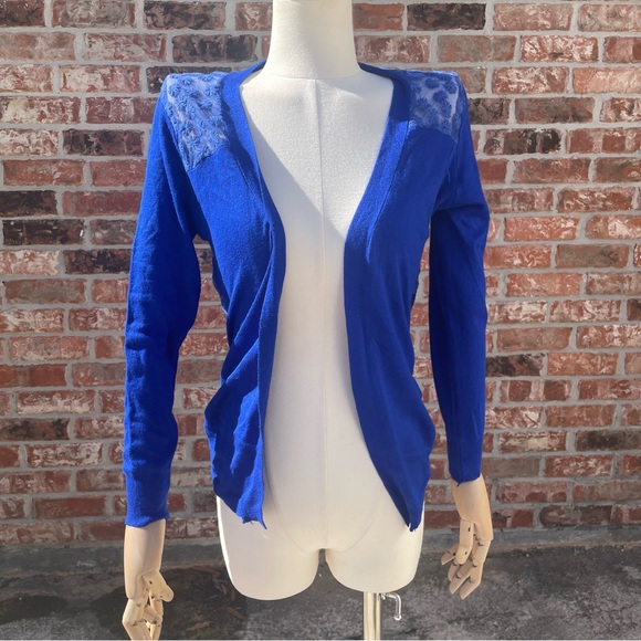 Blue cardigan with a sheer floral lace back and shoulders / approx S/M / EUC - Picture 3 of 9